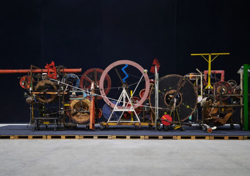 Copertina della guida in linguaggio facilitato realizzata per la mostra temporanea su Tinguely al Pirelli Hangar Bicocca