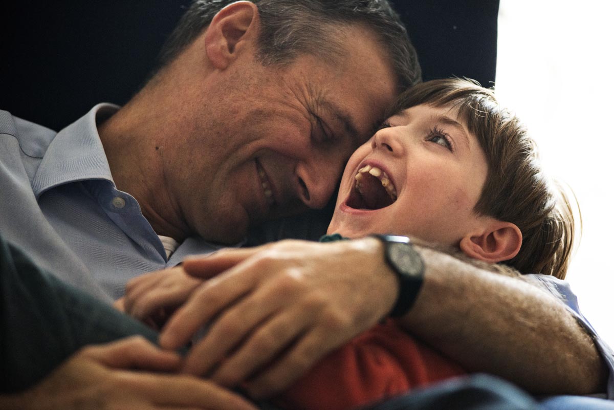 Un papà abbraccia suo figlio