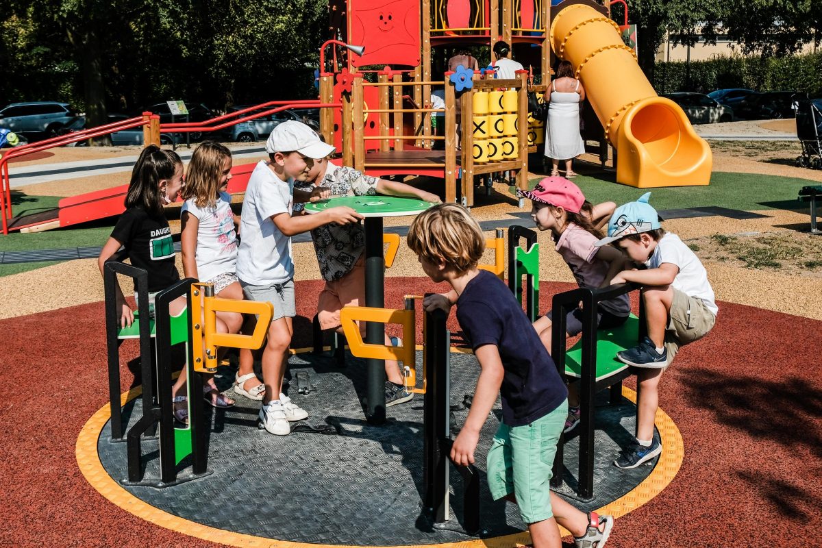 Bambini giocano in un parco giochi