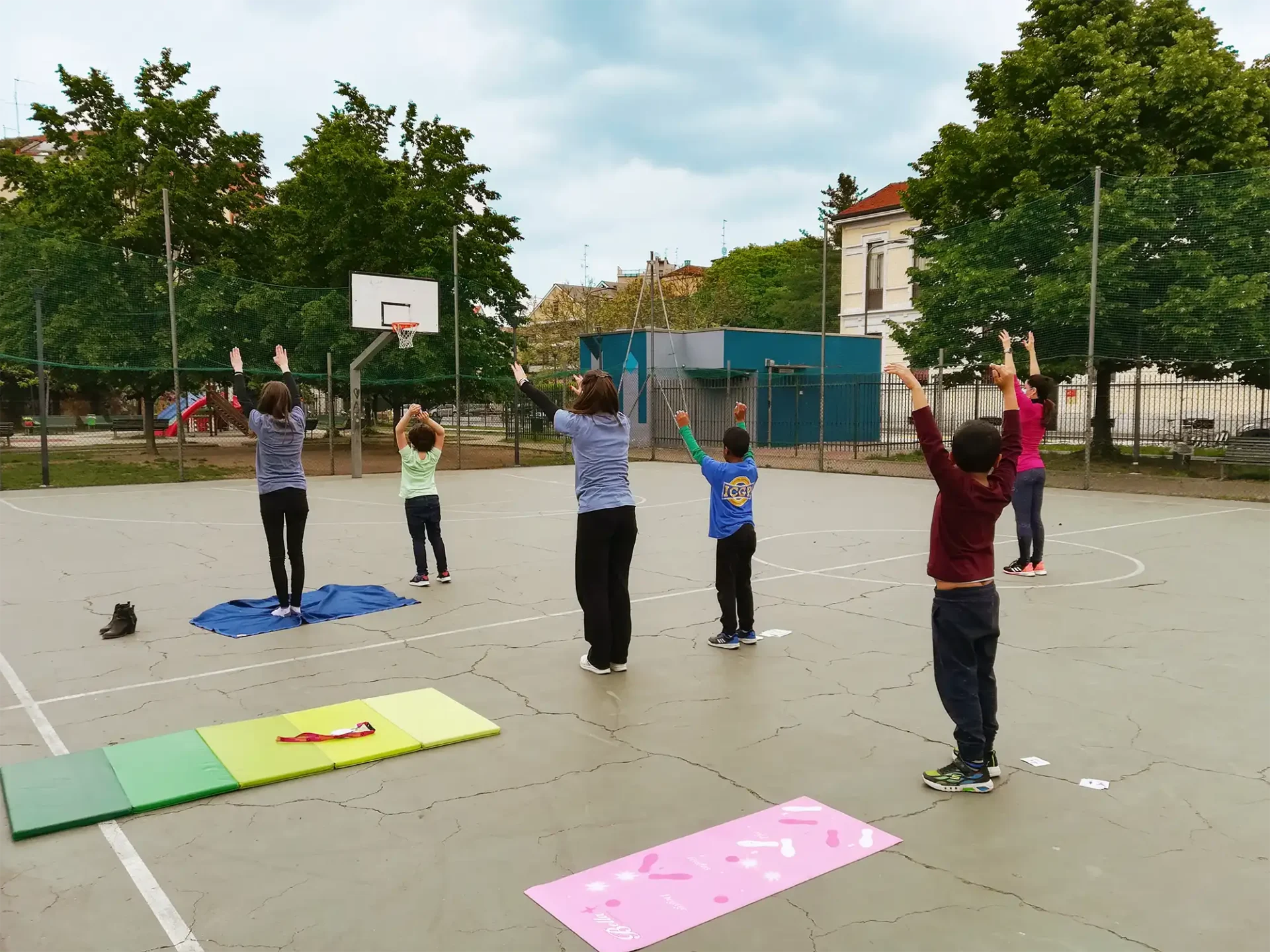 Bambini e operatori fanno attività sportive all'aperto