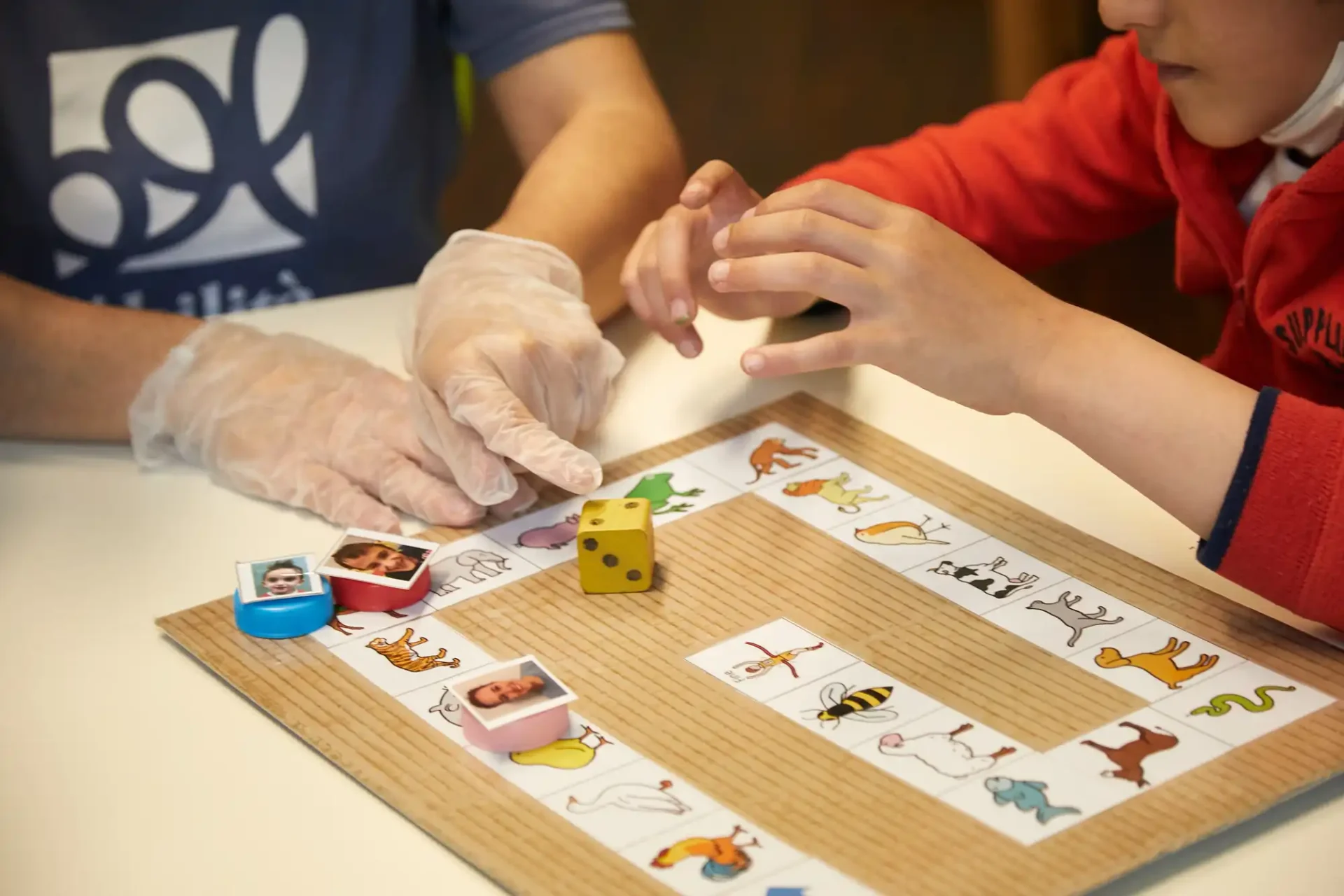 Un bambino gioca insieme a un'operatrice di L'abilità