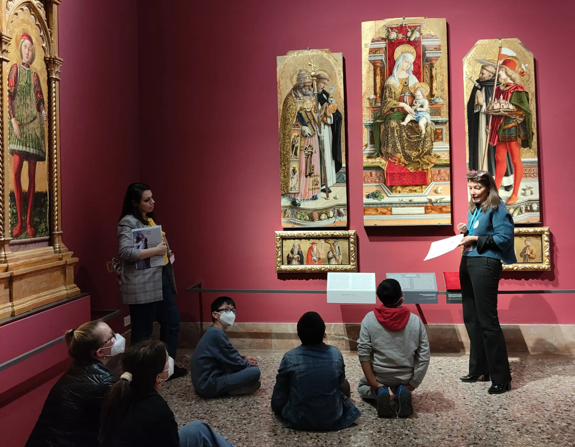 Un gruppo di bambini partecipa a una visita guidata realizzata all'interno del progetto Museo per tutti alla Pinacoteca di Brera
