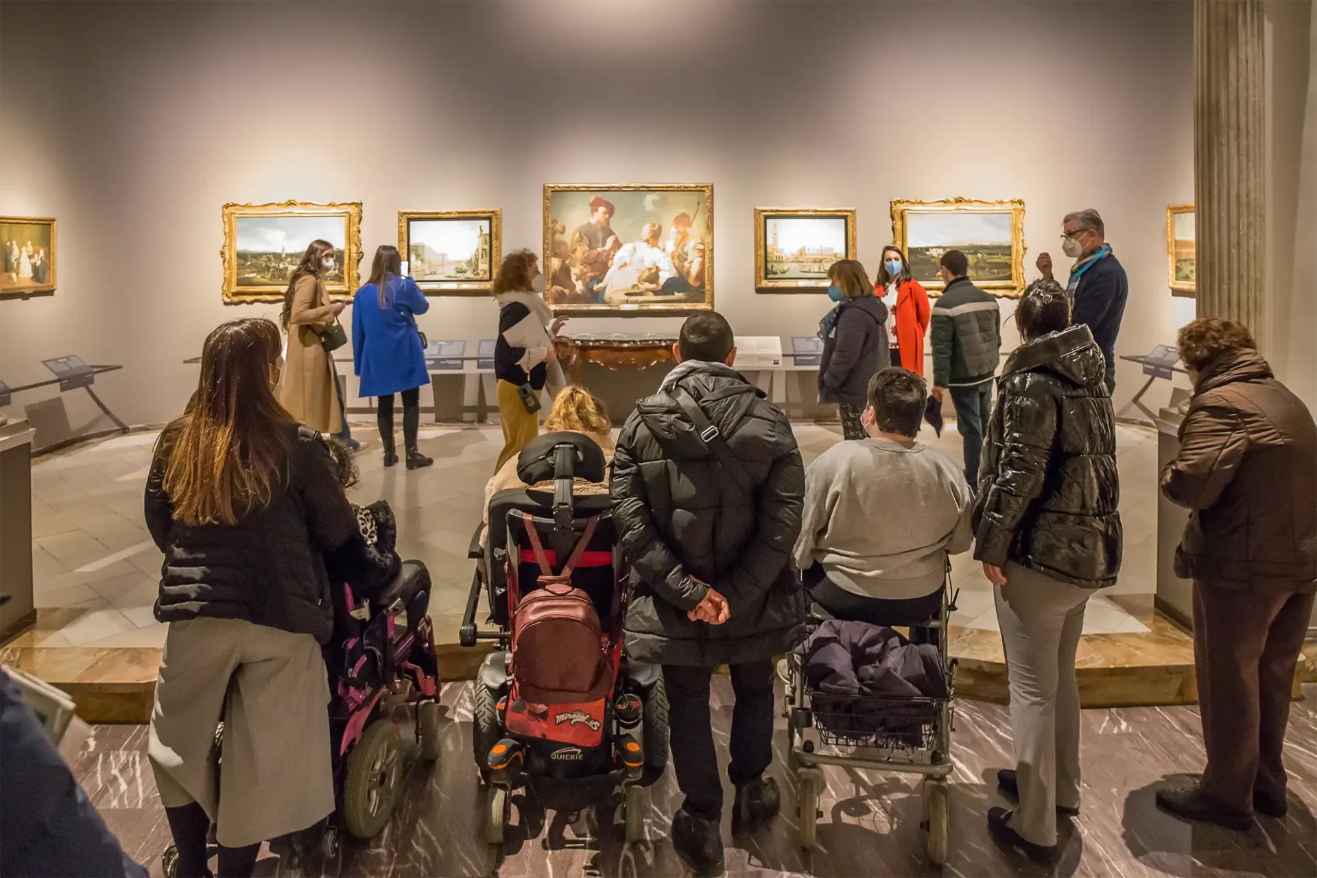 Un gruppo di adulti con disabilità intellettiva partecipa a una visita guidata realizzata all'interno del progetto Museo per tutti