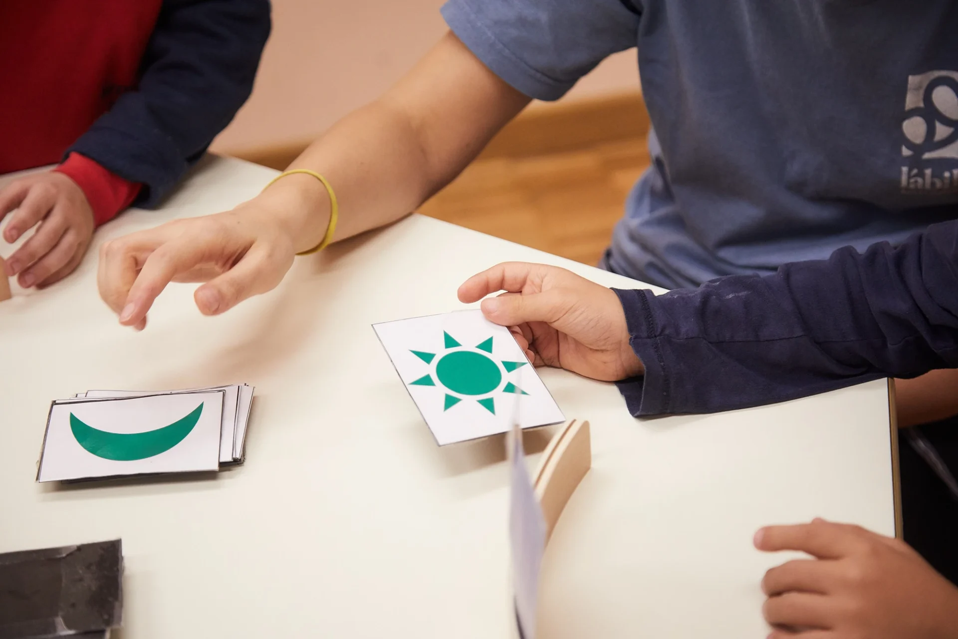 In questa foto, un'operatrice di L'abilità gioca insieme a un bambino.