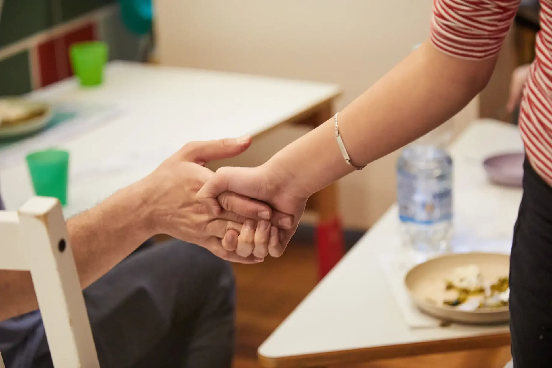 Due mani si stringono