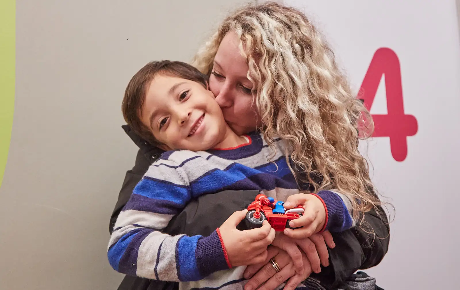 Una mamma abbraccia suo figlio