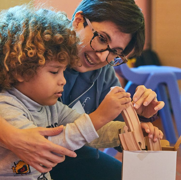 In questa immagine, un'operatrice del centro Le piccole case svolge un'attività insieme a uno dei bambini che frequentano il centro