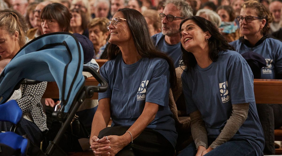 In questa foto si vedono dei volontari di L'abilità al concerto di La Casa di L'abilità