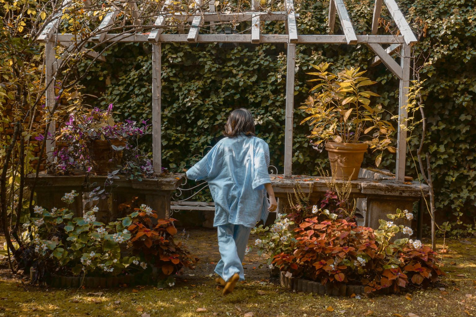 In questa immagine una ragazza indossa un vestito di L'ilà