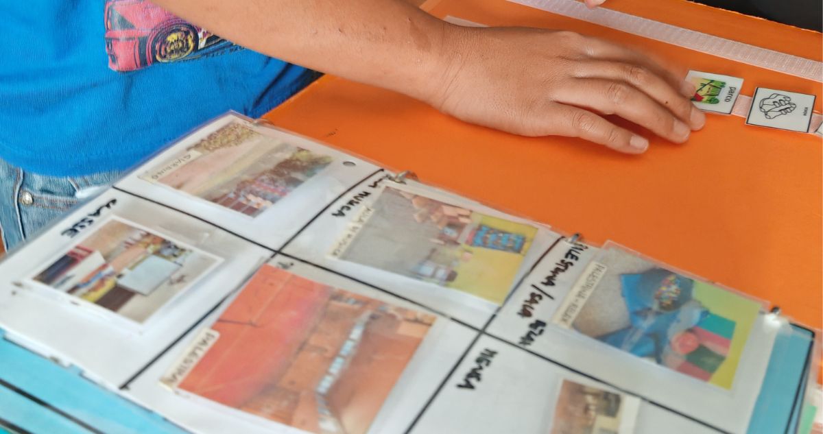 In questa foto si vede un quaderno di comunicazione con i simboli in CAA