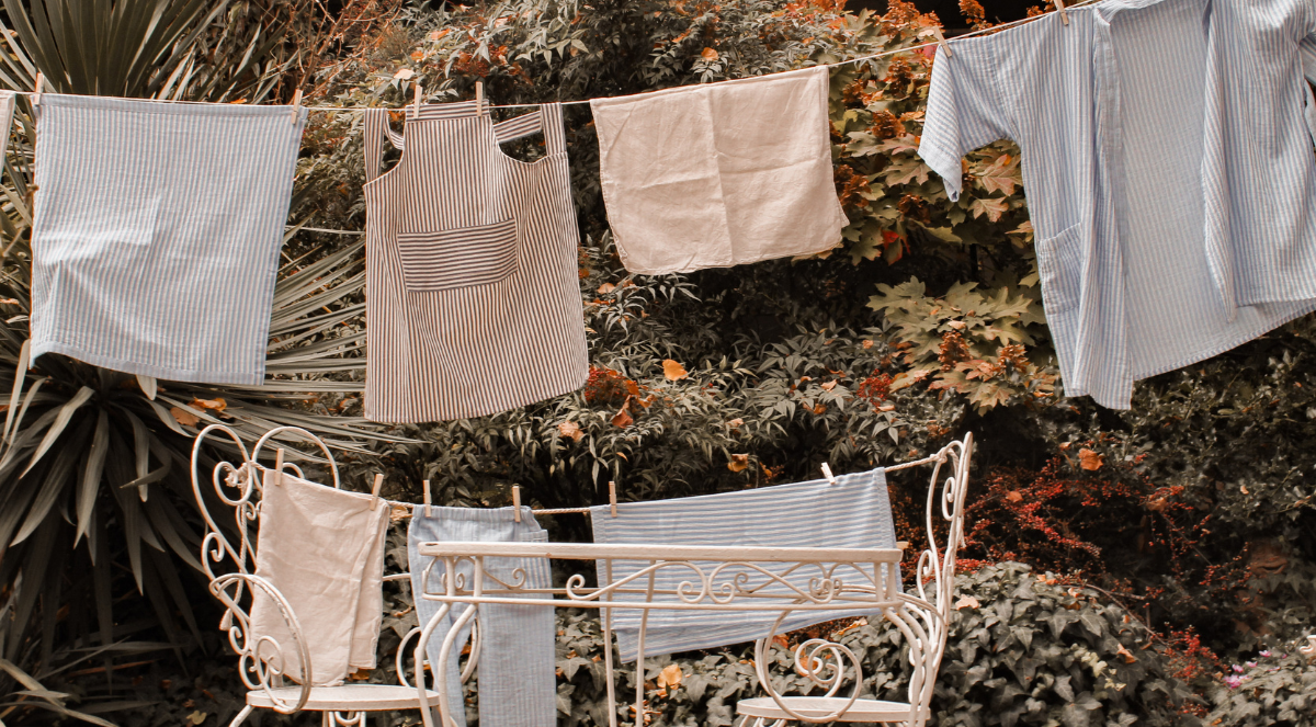 Capi d'abbigliamento di L'ilà sono stesi ad asciugarsi