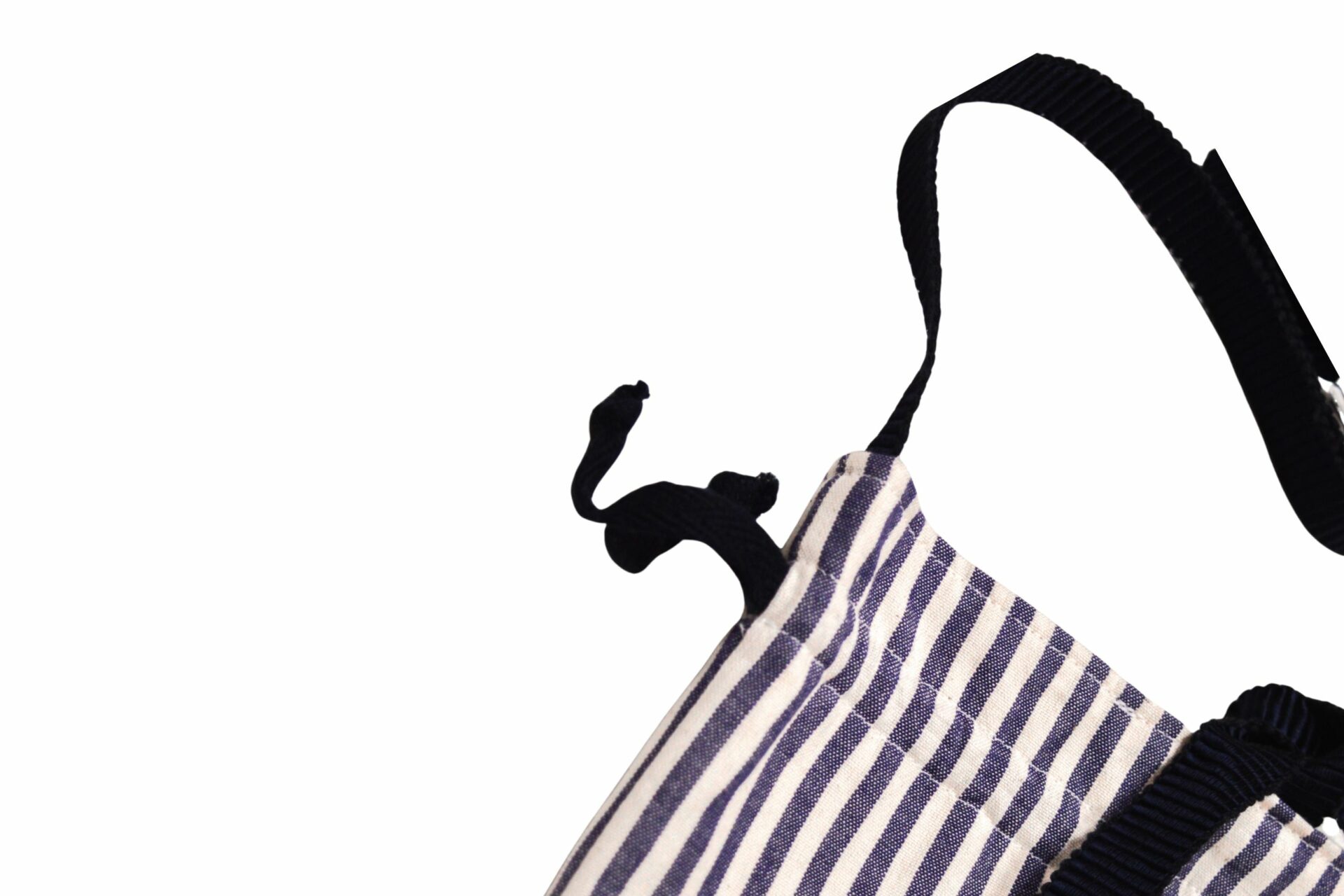 In questa foto si vede un particolare della borsetta della collezione L'ilà