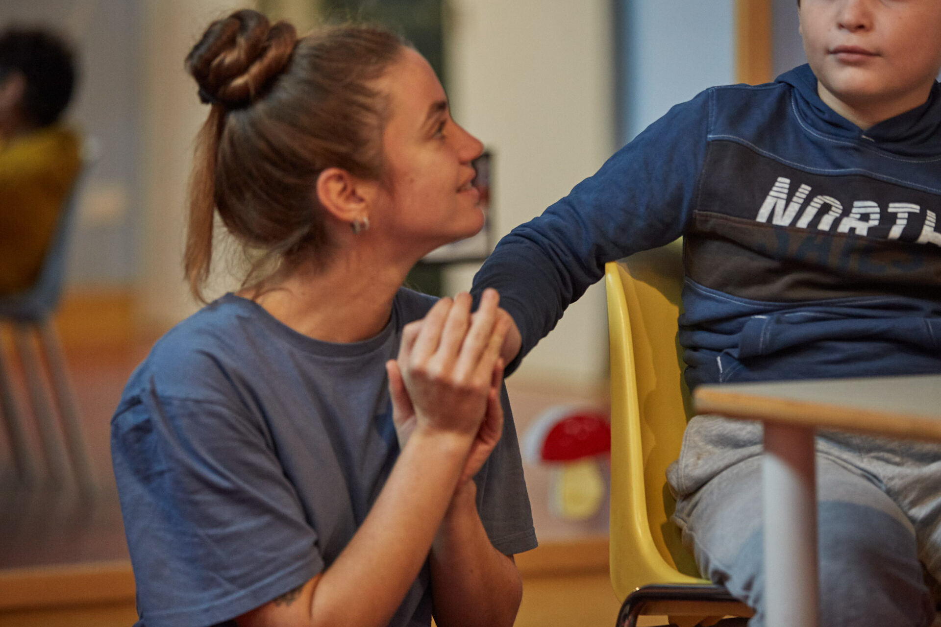 In questa foto si vede un'operatrice di L'abilità che tiene per mano un bambino