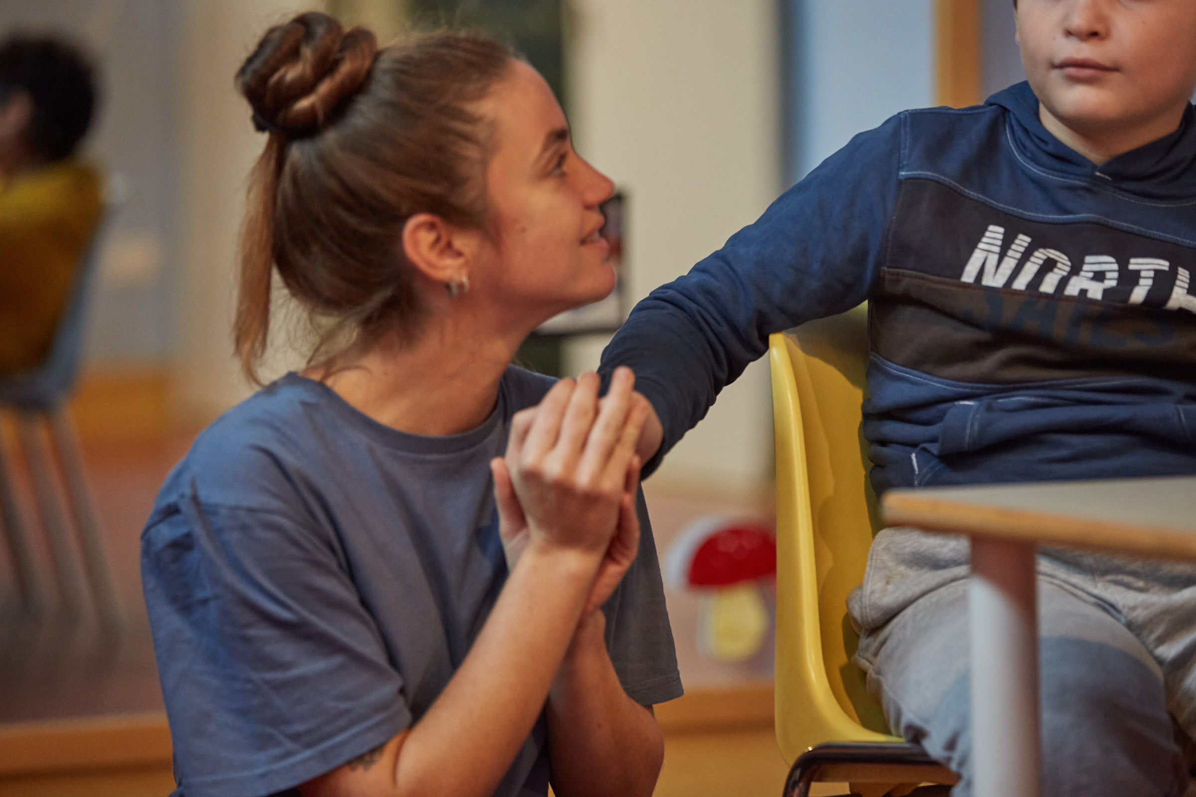 In questa foto si vede un'operatrice di L'abilità che tiene per mano un bambino